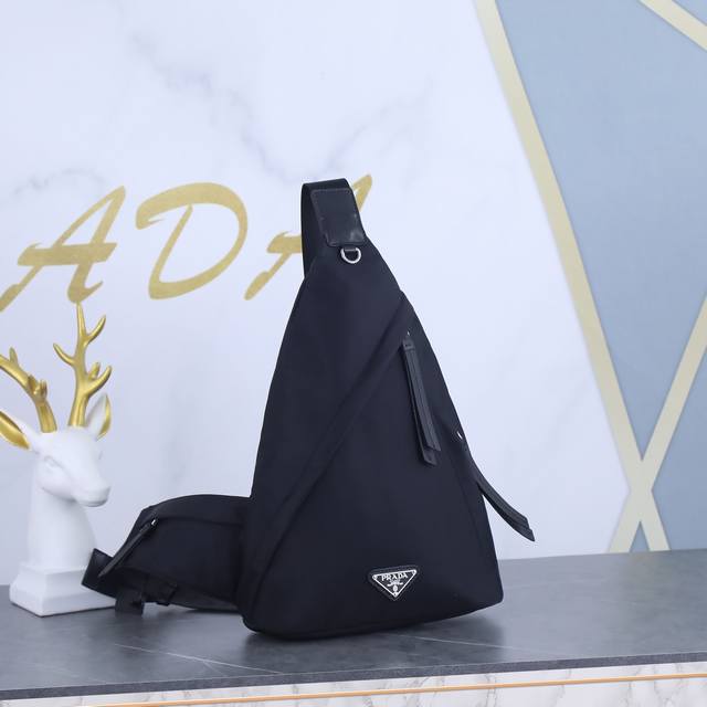 New Chest Bag 2Vz092 Autumn And Winter Men's Chest Bag Adopts Soft Calf Leather.