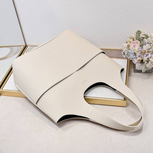 This Dior Priv Bag Is A Refined And Elegant Handbag For Fall 2025. It Is Crafted