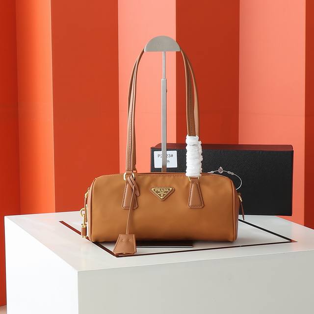 New Padlock Handbag This Handbag Is Made Of Imported Calfskin And Imported Sheep
