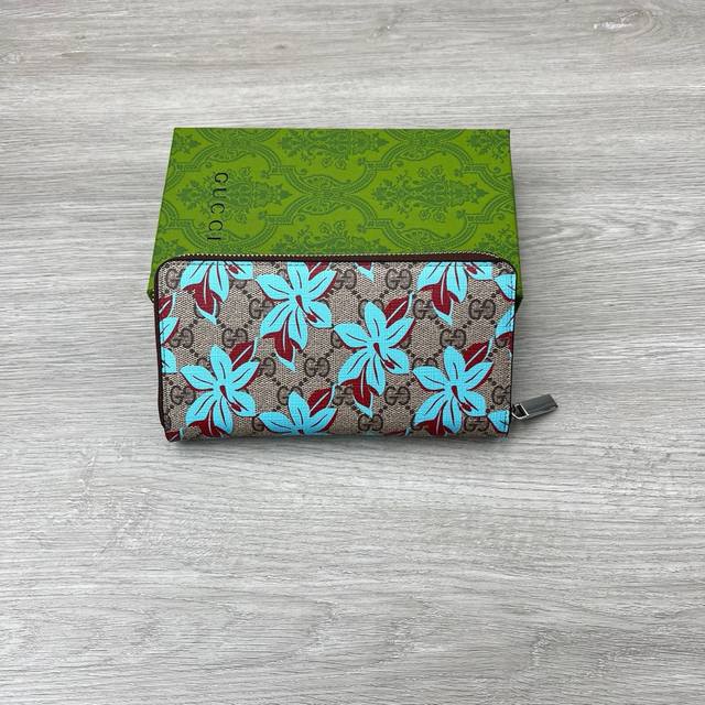 Color Print Size 19X10 Model 841147 Gucci Supreme Canvas Makes A Stunning Appear