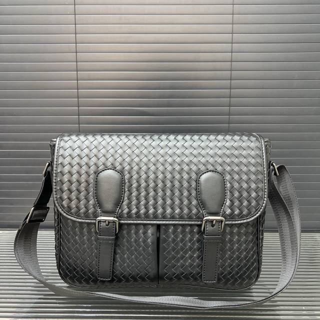 bottega Veneta Bottega Veneta Business Casual Hand-Woven Flap Shoulder Messen
