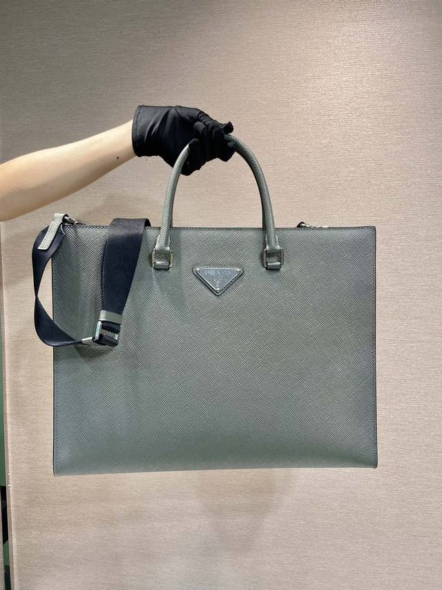 New Briefcase 2Vg101 New Color This Elegant And Sophisticated Briefcase Comes Wi