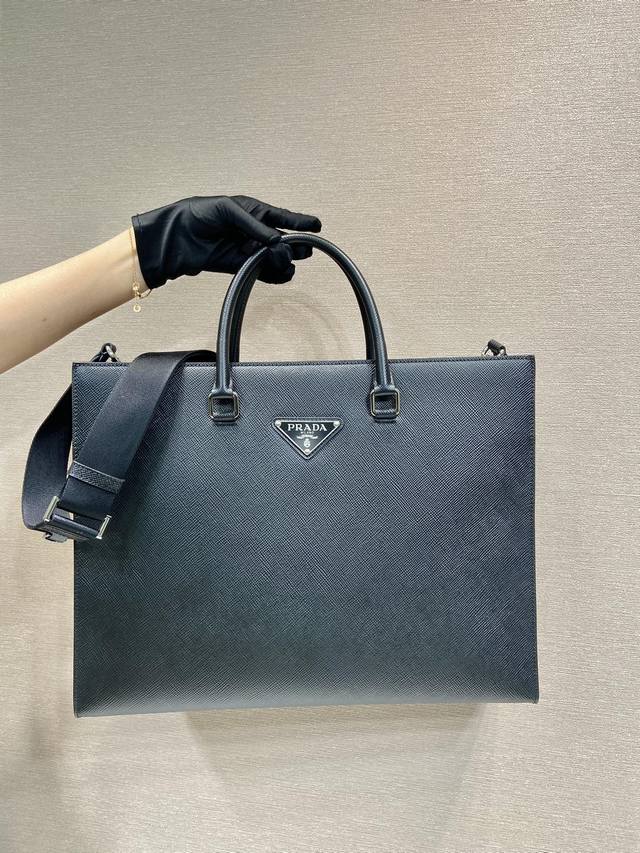 New Briefcase 2Vg101 This Elegant And Sophisticated Briefcase Comes With A Detac