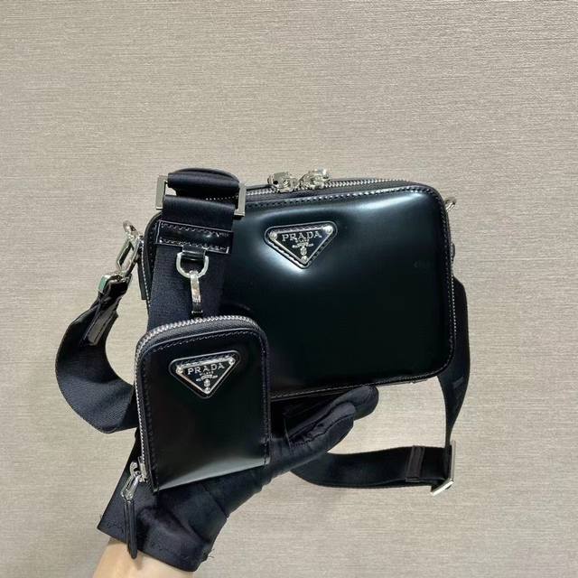 New Messenger Bag 2Vh070 Patent Leather This Modern Brique Handbag Outlines Simp