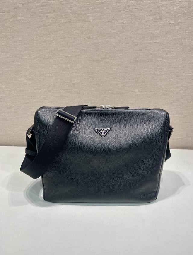 New Messenger Bag 2Vh182 Small Size This Modern And Practical Leather Handbag Fe