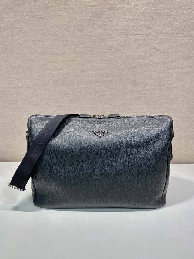 New Messenger Bag 2Vh185 Large This Modern And Practical Leather Handbag Feature