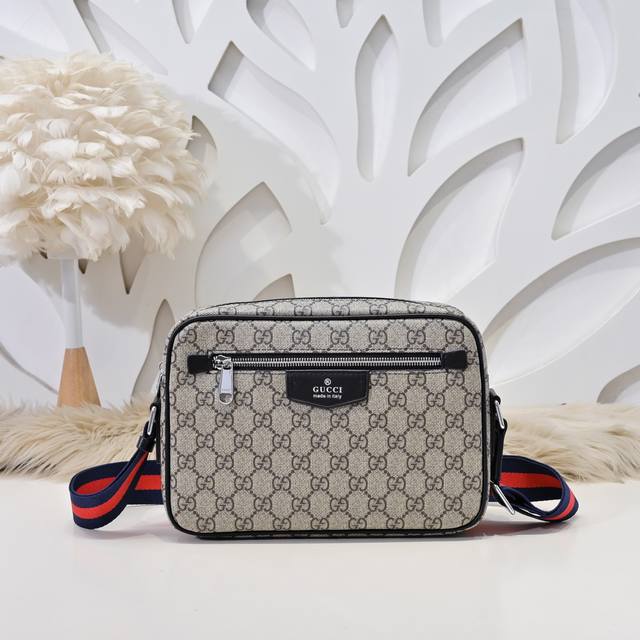 gucci- Gucci's Latest Men's Messenger Bag Is Made Of Imported Calfskin Leathe