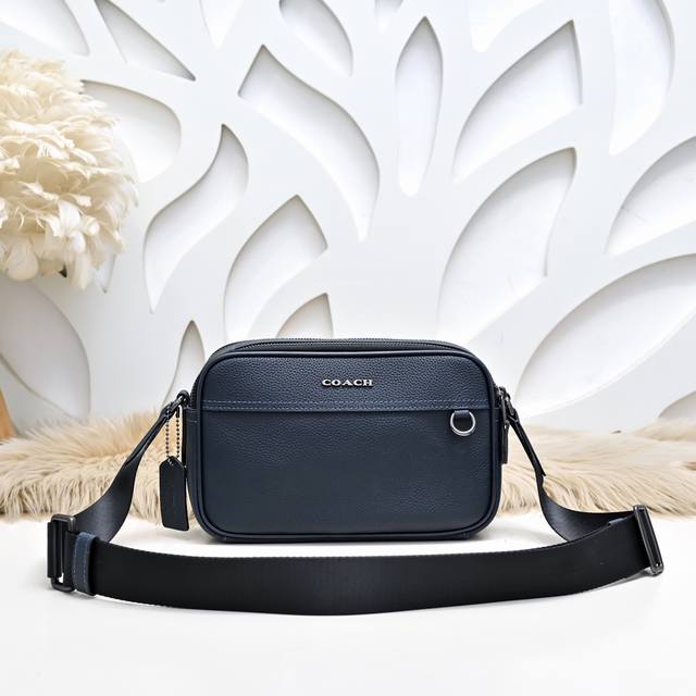 coach-Coach's Latest Men's Messenger Bag Is Made Of Imported Calfskin Leather