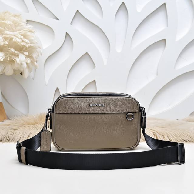 coach-Coach's Latest Men's Messenger Bag Is Made Of Imported Calfskin Leather