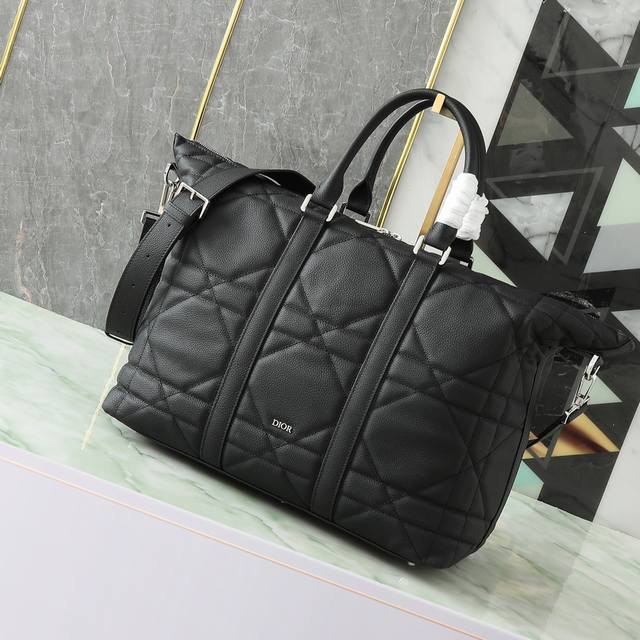 this Weekender 40 Bag Embodies Timeless Elegance. Crafted From Black Cowhide