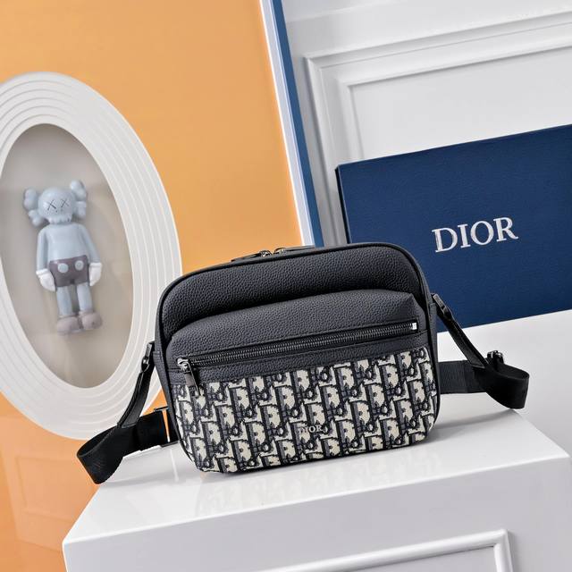 Comes With A Full Set Of Folding Gift Boxes This Saddle Clutch Comes With A Shou