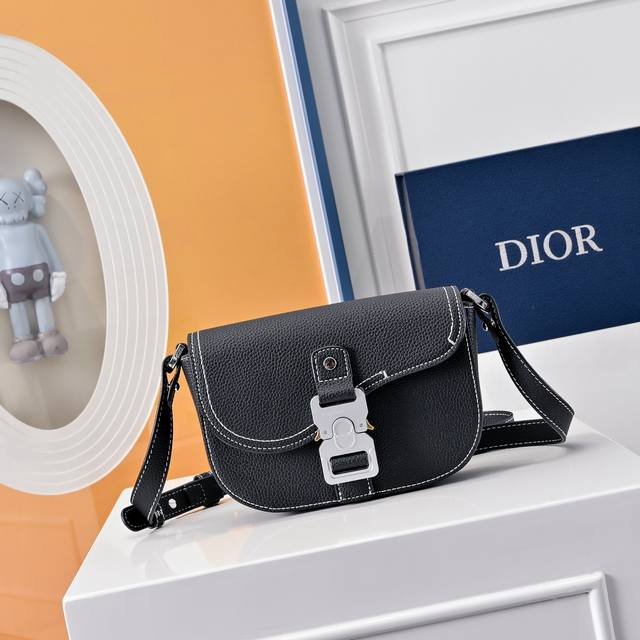 Comes With A Full Set Of Folding Gift Boxes This Saddle Clutch Comes With A Shou