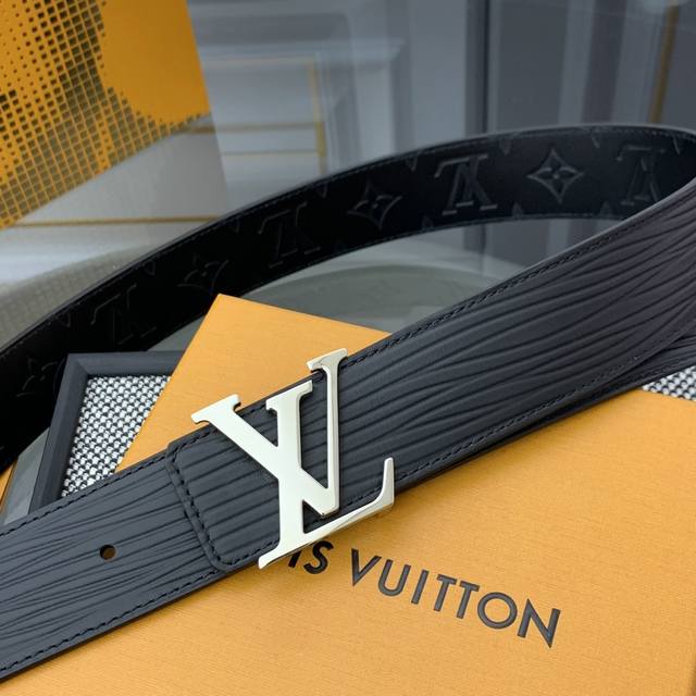 This Lv Initiales Belt Is 4.0Cm Wide. Double-Sided With The Larger Grain Of Xl E