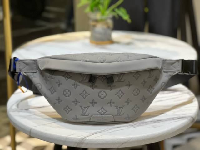 Louis Vuitton M44388 Discovery Waist Bag Is Made Of Soft Calfskin. It Is Versati