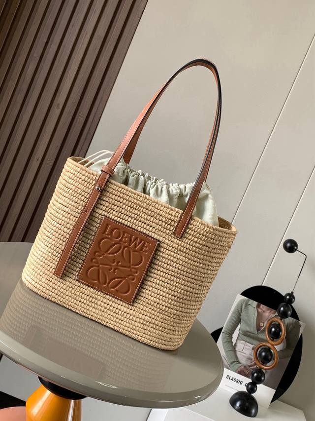 Popular Small Size Square Basket Bag Made Of Raffia Fiber And Cow Leather. This