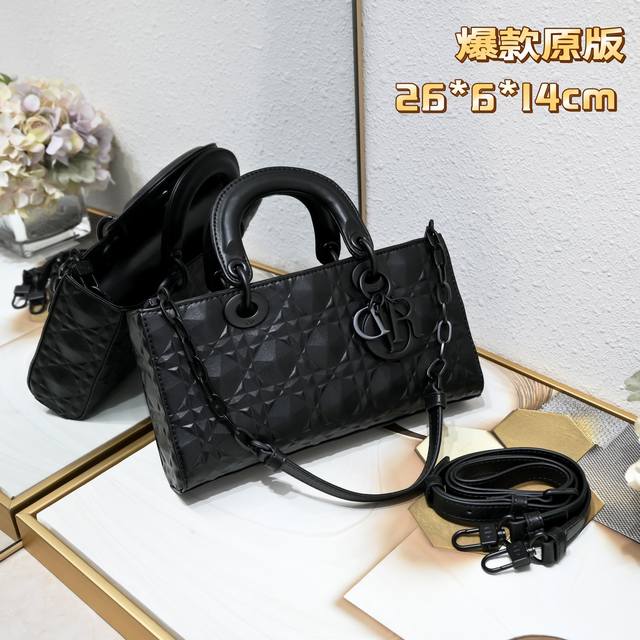 lady D.Ior Mini Horizontal 26Cm M5002 Horizontal Size: 26 X 6 X 14 Cm This La