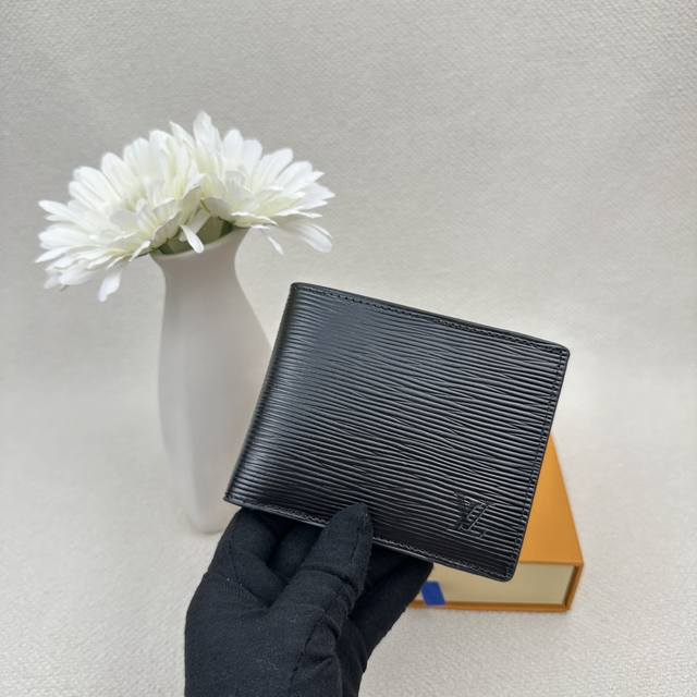 Model M60895 Multiple Wallet This Multiple Wallet Is Made Of Damier Canvas And C