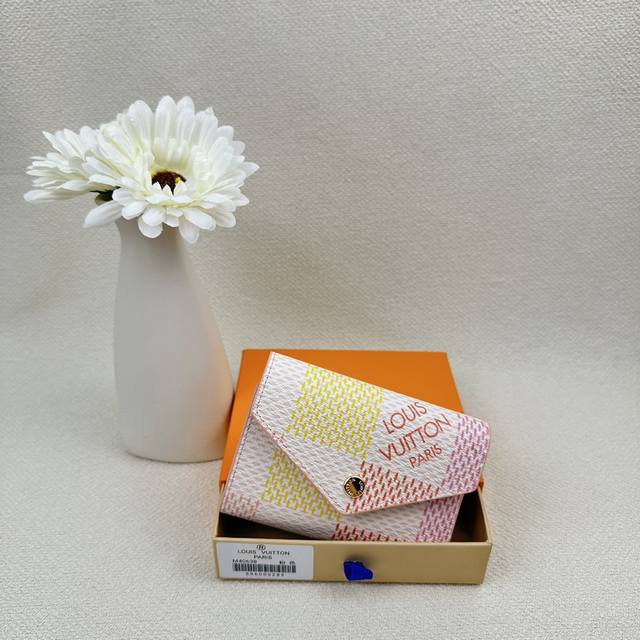 m40638 This Damiericious Reinterprets The Damiervicetine Canvas In A Charming