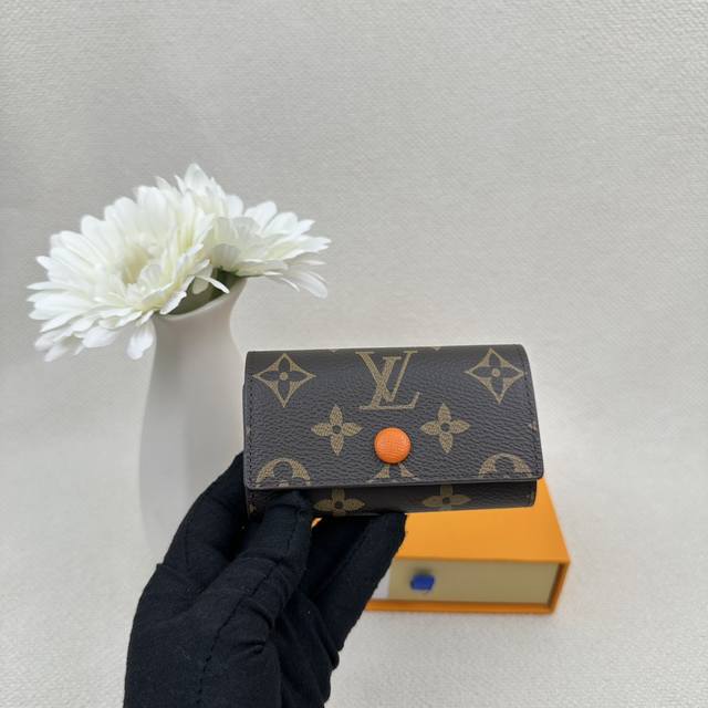 m62630 Size: 10.5X 7.0X 2.0 Cm Small And Exquisite Design Key Bag With Six Bu