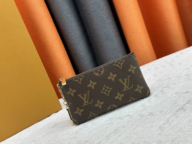 m13559 The Pochette Cl S Series, Which Was Born In 1984, Has Launched A Small