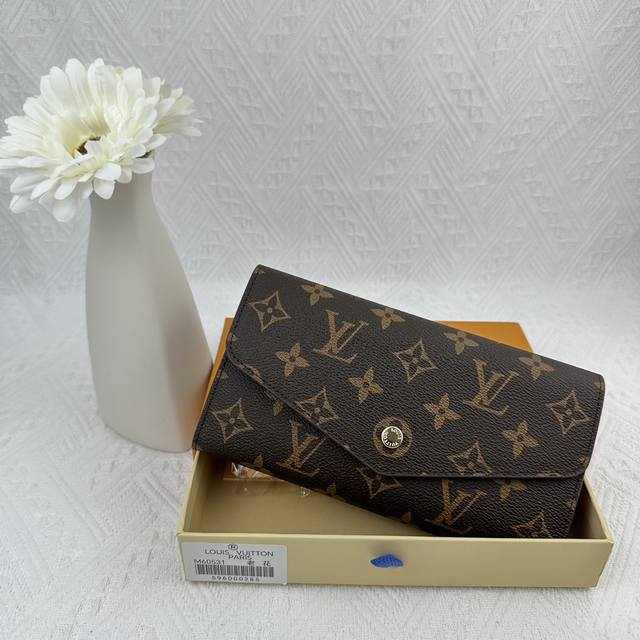 m60531 Inner Color This Envelope Wallet Is Made Of Elegant Monogram Canvas. T