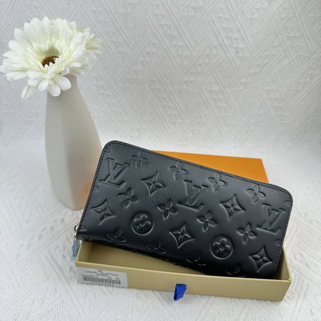 Classic Single Pull 60017 Embossed This Practical Monogram Canvas Wallet With Zi