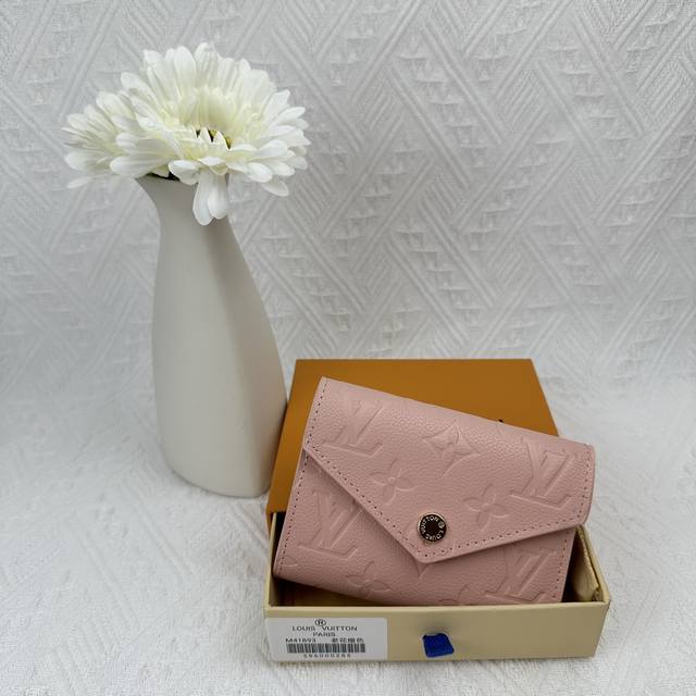 Top Original M41938 Brick Pattern Embossed Soft Style And Powerful Functions Thi