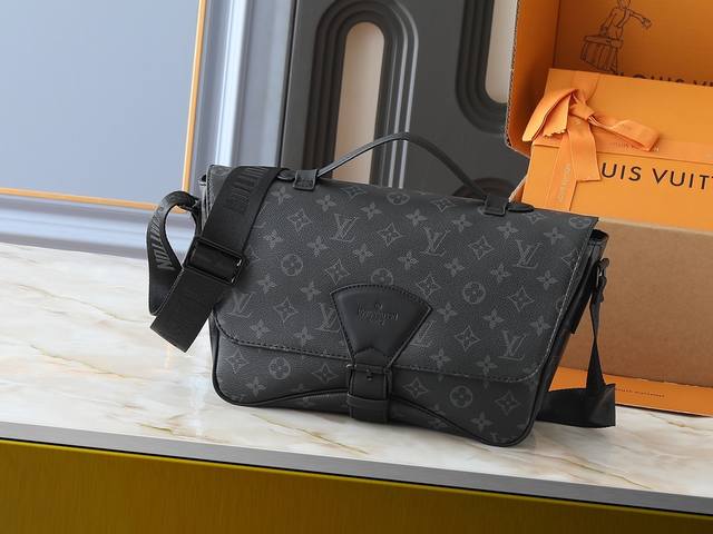 upgraded From The Original M46685 Montsouris Messenger Bags This Spacious Mon