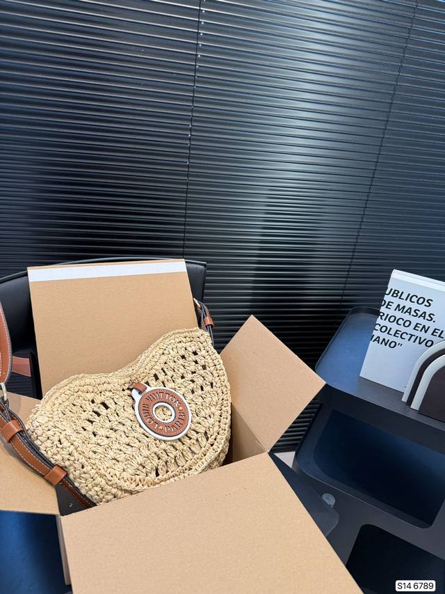 With Box Lv Woven Peas. The Simple Bag Is Very Stylish And Can Be Matched With C