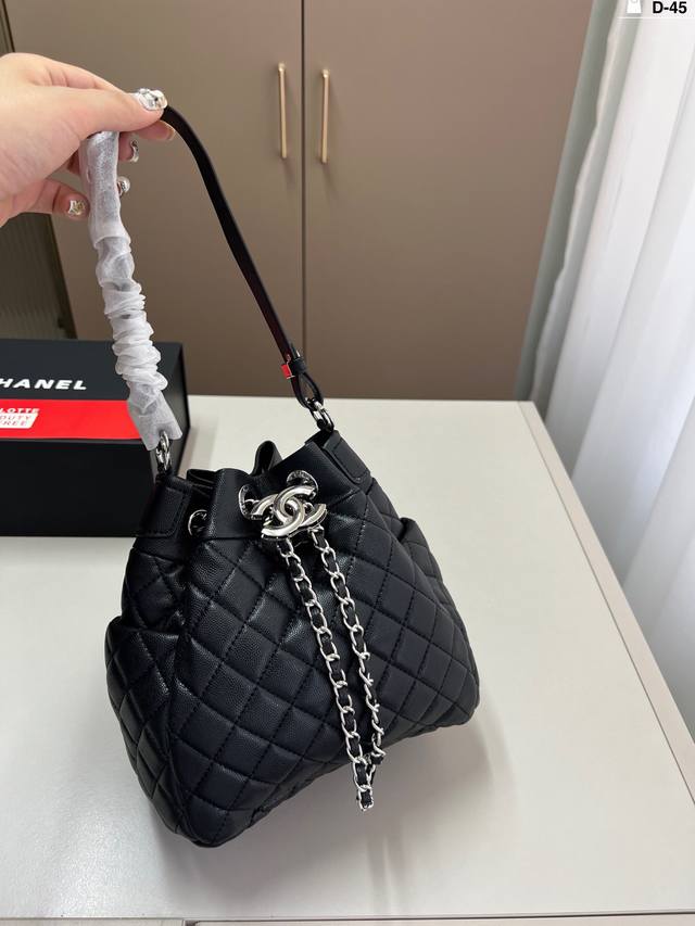 Chanel Bucket Bag Can Be Carried On One Shoulder Or Across The Body Reveals A Bi