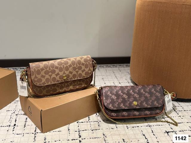 With Folding Box Coach Brook Baguette Bag Can Be Worn Under The Arm Or Across Th