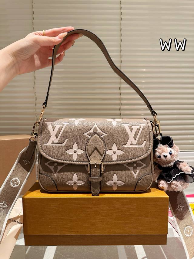 Top Original Single With Pendant Lv Diane Leather Underarm Baguette Bag Full Ste