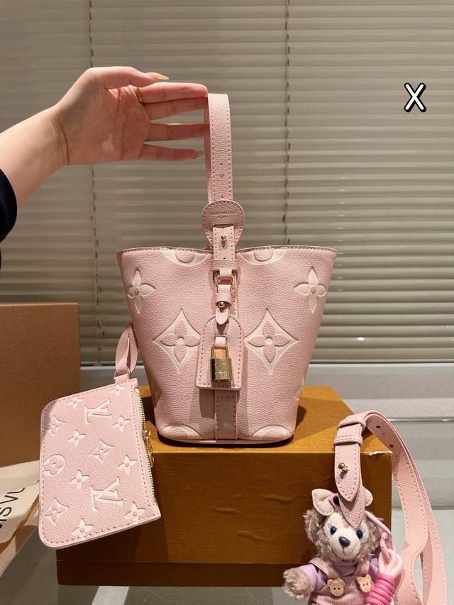 With Pendant Lv All Inbb Handbags Are Made Of Monogram Leather With Shiny Metal