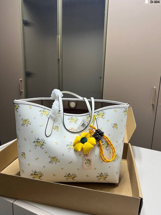 With Pendant Coach Shopping Bag Whether It Is A Long-Distance Trip Or A Short Ou