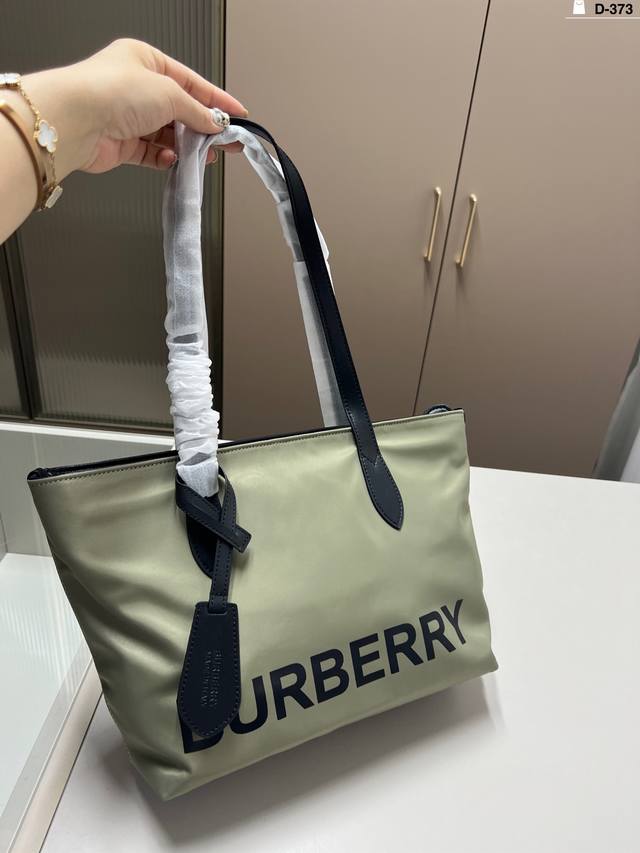 Burberry Nylon Tote Bag The Style Is Great And The Weight Is Light. It Is Simple