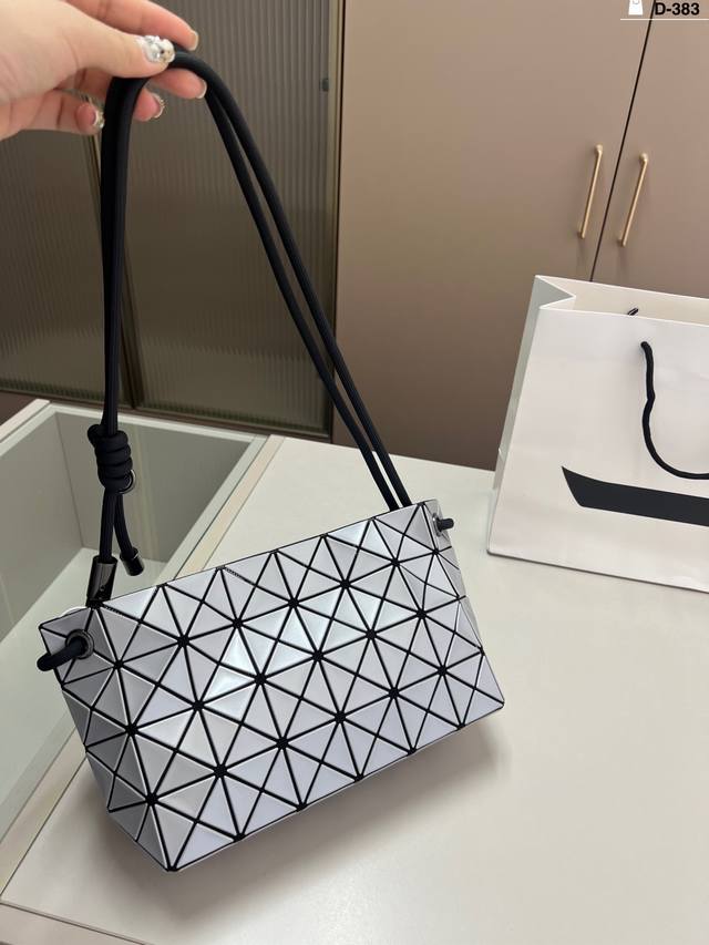 Issey Miyake Tofu Bag Adjust The Knot Position Of The Shoulder Strap To Easily A