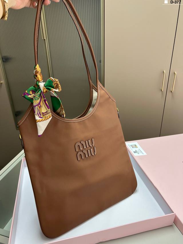 miumiu Miu Miu Ivy Tote Bag It Looks Cute No Matter Who Carries It Hahaha~ Ca