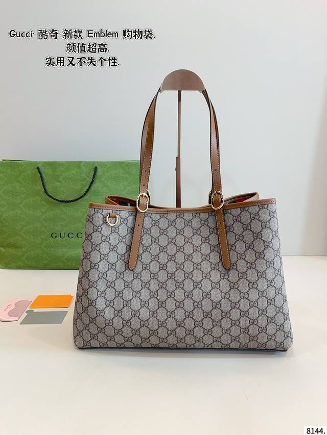 gucci Em Blem Tote Bag Is A Versatile Classic. It Is Retro And High-End. It A