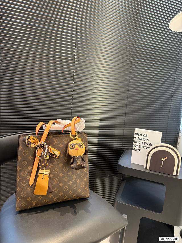 lv Tote Bag Moderate Size With Impressive Capacity Can Be Easily Worn With Ca