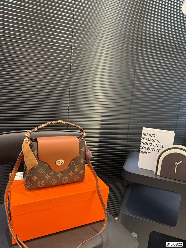 lv Tote Bag Moderate Size With Impressive Capacity Can Be Easily Worn With Ca