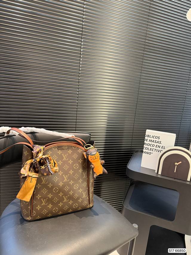 lv Tote Bag Moderate Size With Impressive Capacity Can Be Easily Worn With Ca