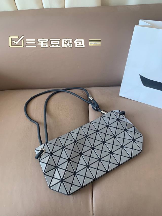 Issey Miyake Tofu Bag Is Perfect For Summer Light And Convenient, Fresh And Clea
