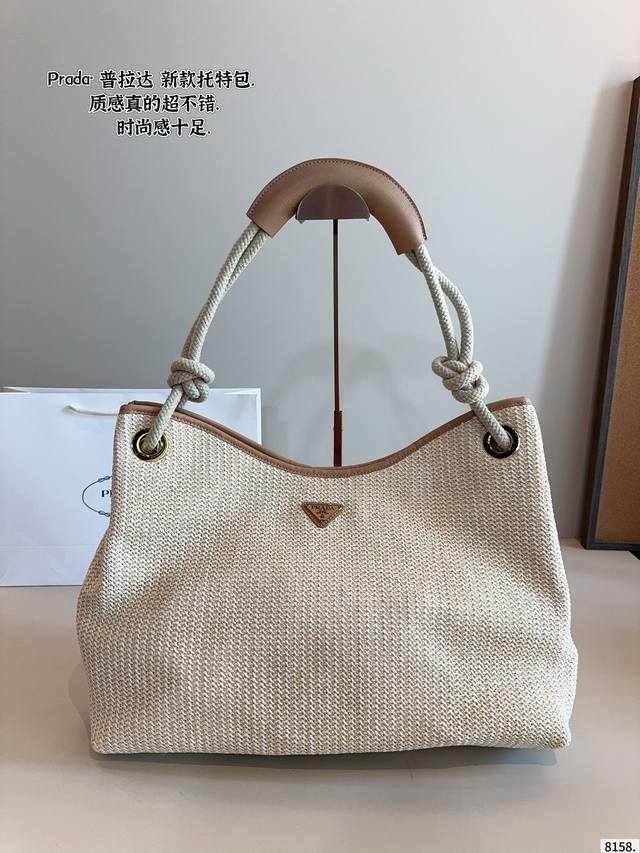 Prada Straw Braided Armpit. Easily Interprets Retro Fashion The Bag Is Wide And