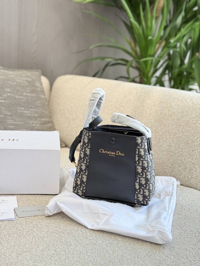 Full Cowhide This Signaturea Bucket Bag Is A New Product In The 2025 Spring And