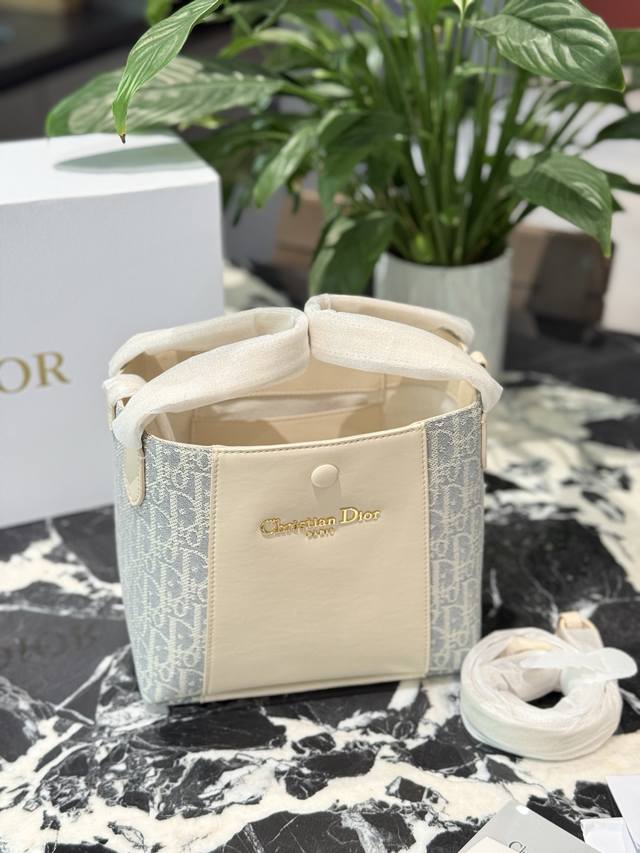 Dior Has A New Bag. Signature Bucket Bag . Made Of Cowhide And Chambray. Super L