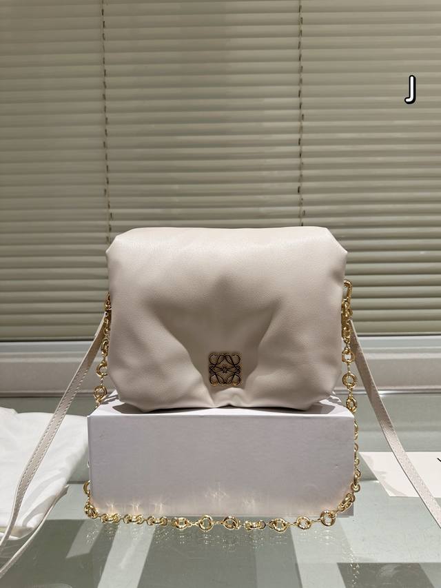Loewe New Product Flap Bag Super Soft And Comfortable Size 23