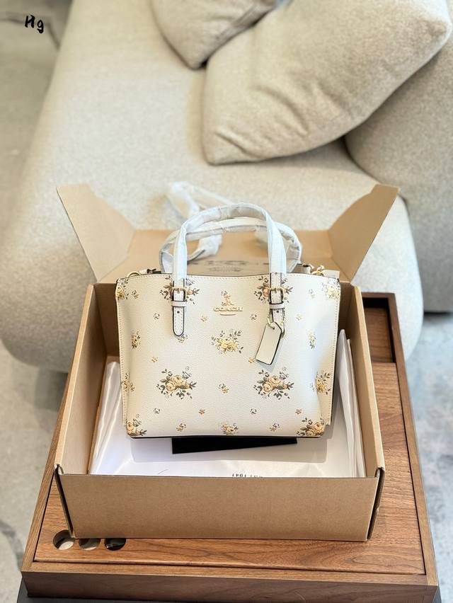 Coach's New Product In May, Molie Tote25, To - A Very Perfect Bag Shape. No Wond