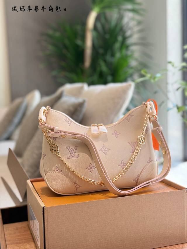 lv May New Light Milk Strawberry Super Tender Croissant Milky White With A Li