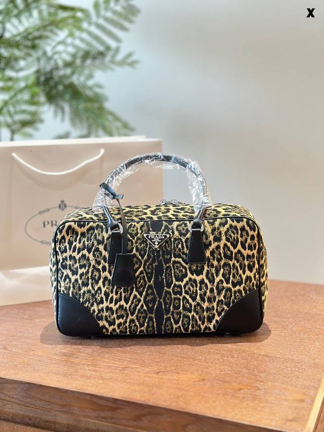 prada Leopard Briefcase Can Be Carried On One Shoulder With Armpit 35Cm
