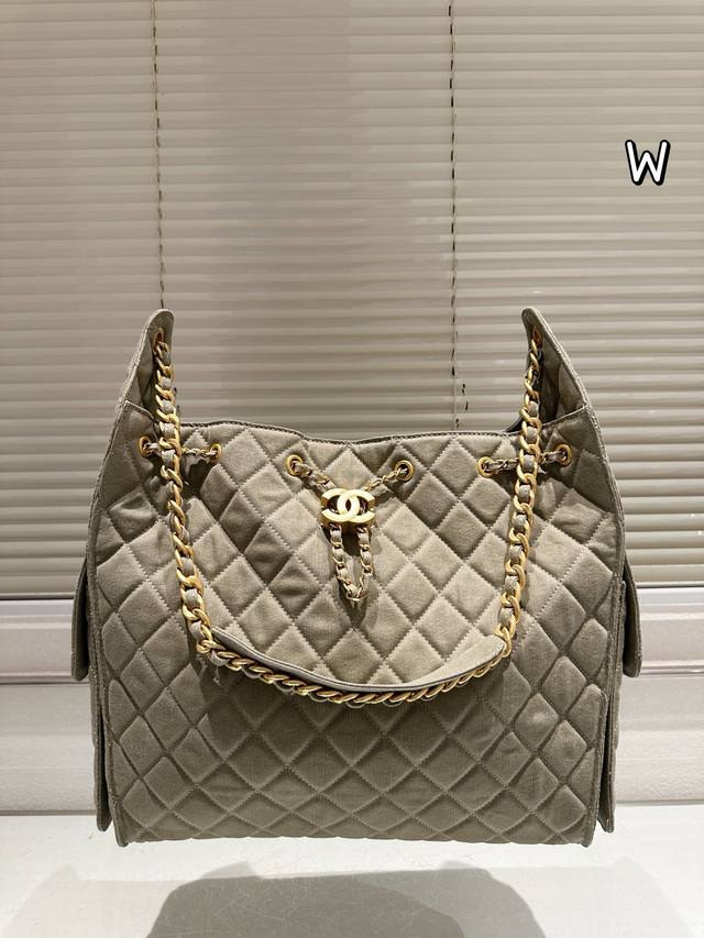 chanel Green Hobo Size 34.32